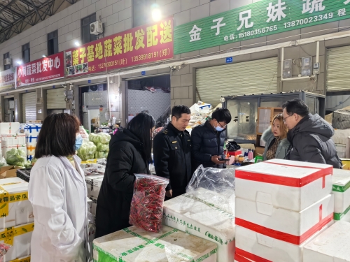鹰潭市市场监督管理局 综合新闻 【守牢食品安全 共筑消费满意】鹰潭市市场监管局农批市场监管联动工作纪实